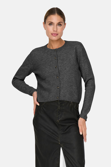 Cardigan gris de JDY, avec des manches longues et une fermeture à boutons, associé à une jupe noire.