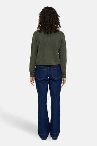 Kaki cardigan van JDY, met lange mouwen, gedragen met een donkerblauwe jeans, van achteren gezien.
