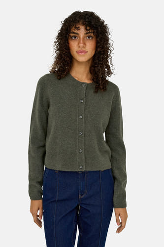 Kaki cardigan van JDY, gedragen met een donkere spijkerbroek, op een witte achtergrond.
