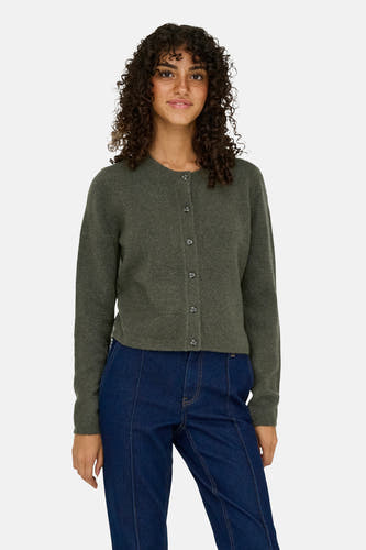 Gebreid kaki vest van JDY, met lange mouwen en knoopsluiting, gecombineerd met een donkere jeans.
