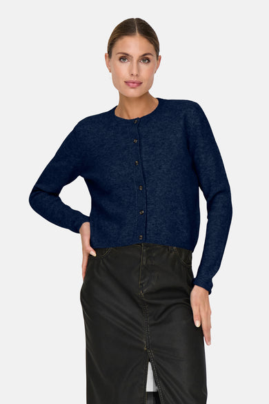 Veste bleue de JDY, à longues manches et col boutonné, associée à une jupe noire.