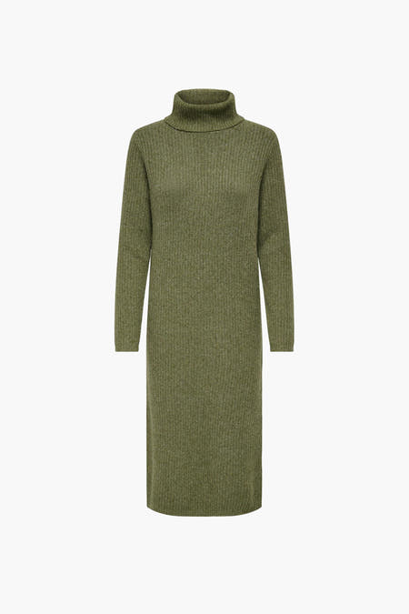 Longue robe verte de JDY, avec une texture à fines bretelles et un col haut, sur un fond blanc.