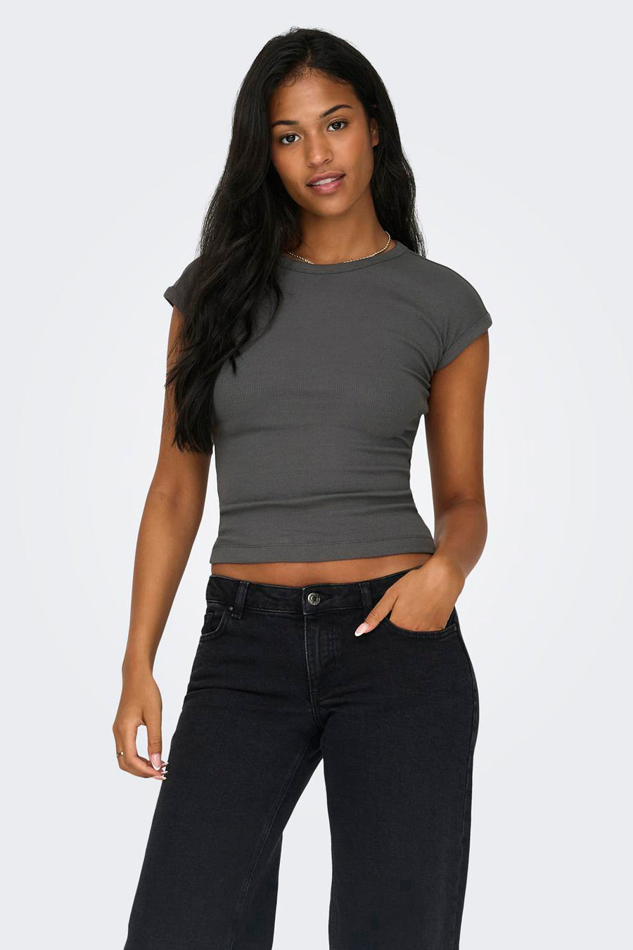 T-shirt gris à manches courtes de ONLY, avec un col rond simple et une coupe moulante.
