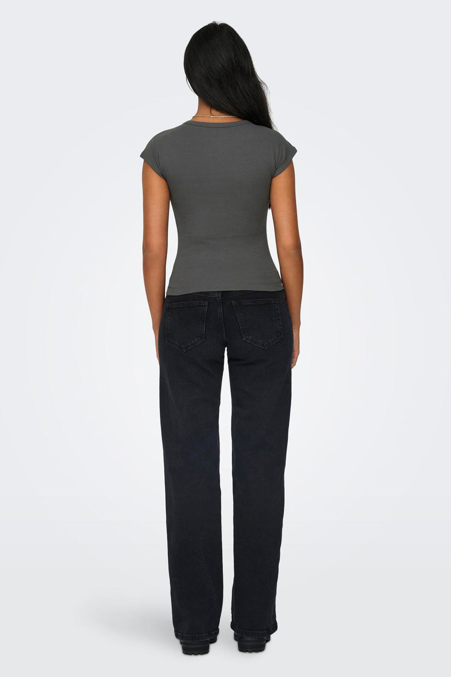 T-shirt gris à manches courtes d'ONLY®, vu de dos, avec une chaîne dorée et des jeans noirs.