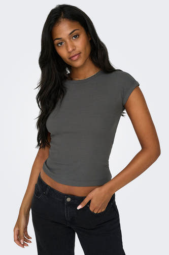 T-shirt gris à manches courtes de ONLY®, associé à un jean noir.