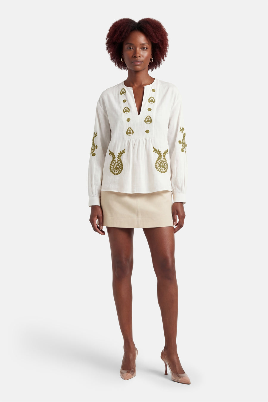 Witte blouse met lange mouwen van ONLY, versierd met olijfgroene paisley borduursels.