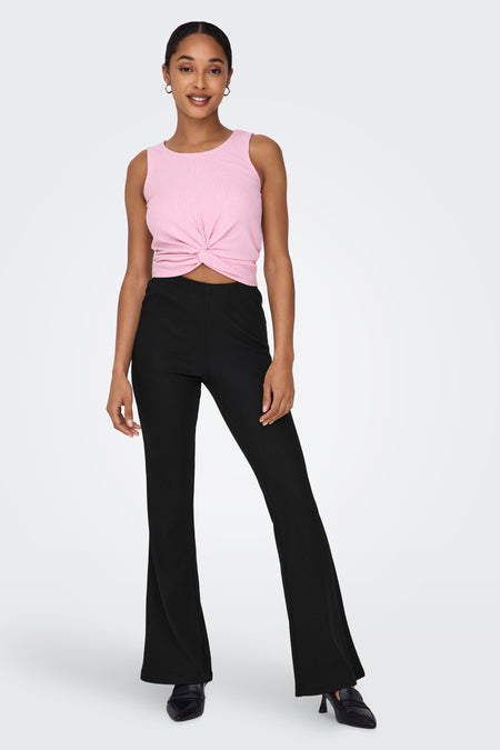 Pantalon noir de ONLY, avec des jambes qui tombent et une subtile texture côtelée.