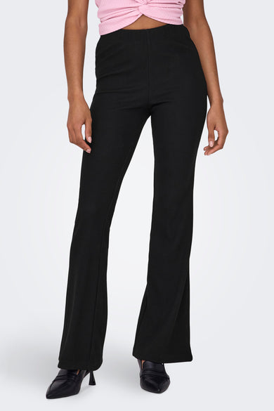 Pantalon noir de ONLY, avec des jambes qui tombent et une subtile texture côtelée.