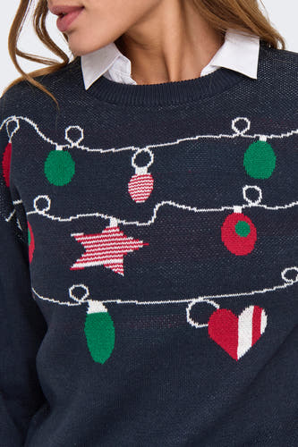 T-shirt bleu avec col rond de ONLY, décoré d'un motif de lumières de Noël et d'un chemisier blanc en dessous.