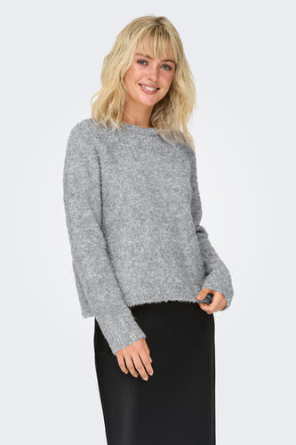 Pull gris à col rond de ONLY, vu de dos, porté avec une longue jupe noire et des bottes noires à semelles épaisses.