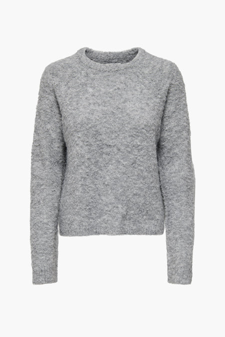 Sweat gris à col rond ONLY, avec une texture épaisse tr tricotée.