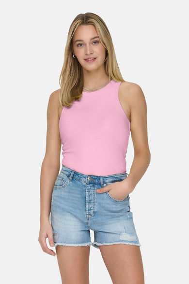 Roze singlet van ONLY, met een geribbelde textuur, gedragen met blauwe denim shorts en een zilveren ketting.
