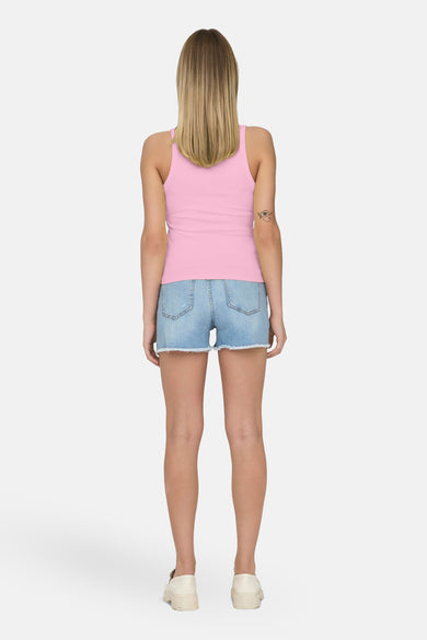 Roze singlet van ONLY®, gezien vanaf de achterkant, met een tatoeage op de arm en een spijkerbroekje.
