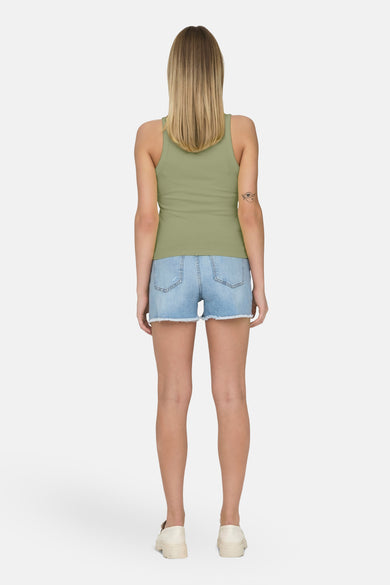 Kaki hemdje van ONLY, met mouwloos design, gecombineerd met denim shorts en witte loafers.

