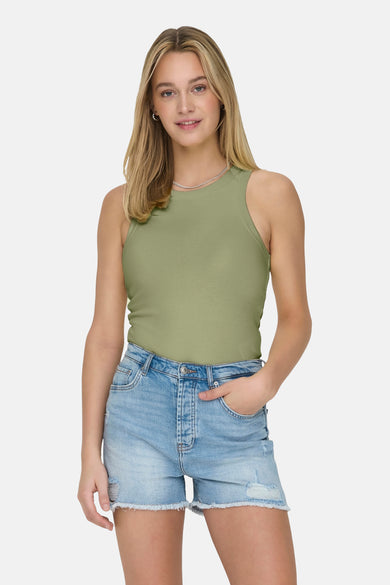 Groene singlet van ONLY, met jeans shorts en zilveren ketting.
