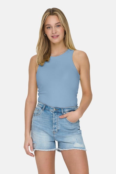 Blauwe singlet van ONLY, gedragen met denim shorts en een zilveren ketting.
