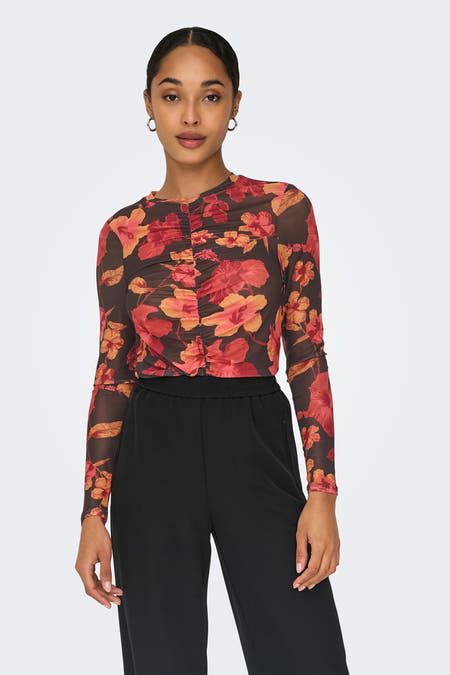 T-shirt rouge à longues manches de ONLY, avec motif floral et détails froissés.