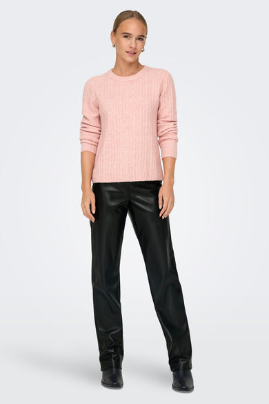 Pantalon noir de ONLY, réalisé en cuir synthétique, associé à une chemise tricotée rose.