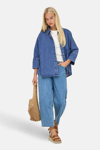 Jeanshemd in mid blue denim van ONLY, met lange mouwen en een losse pasvorm.
