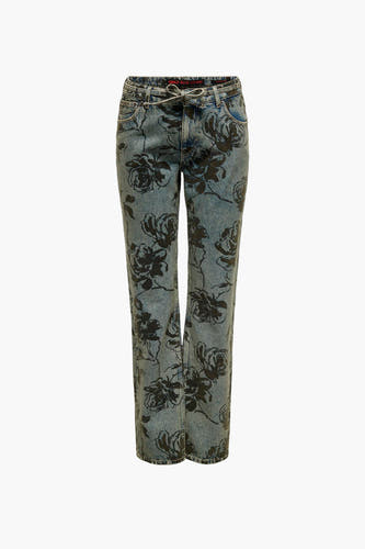 Blauwe rechte jeans van ONLY met een bloemenpatroon in donkere tinten en een strikceintuur.
