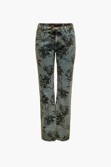 Blauwe rechte jeans van ONLY met een bloemenpatroon in donkere tinten en een strikceintuur.
