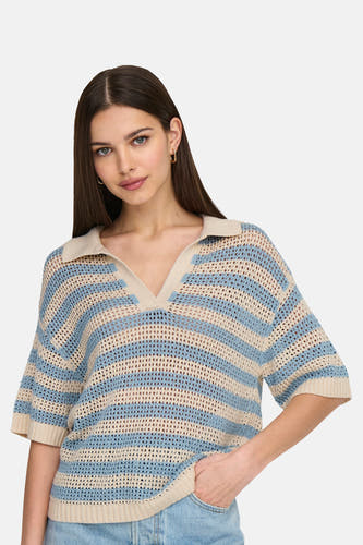 Polo rayé bleu de JDY avec des manches courtes et une texture tricotée ouverte.