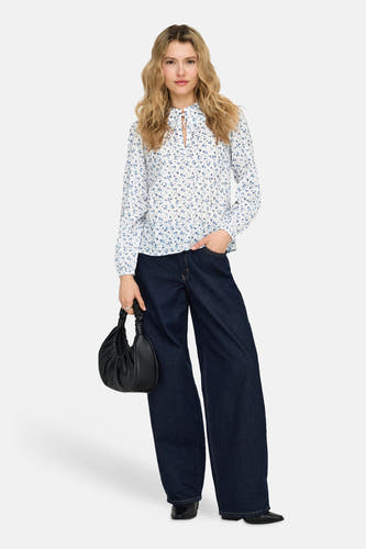 Witte blouse met lange mouwen van ONLY, met blauwe bloemenprint en strikdetail bij de hals.