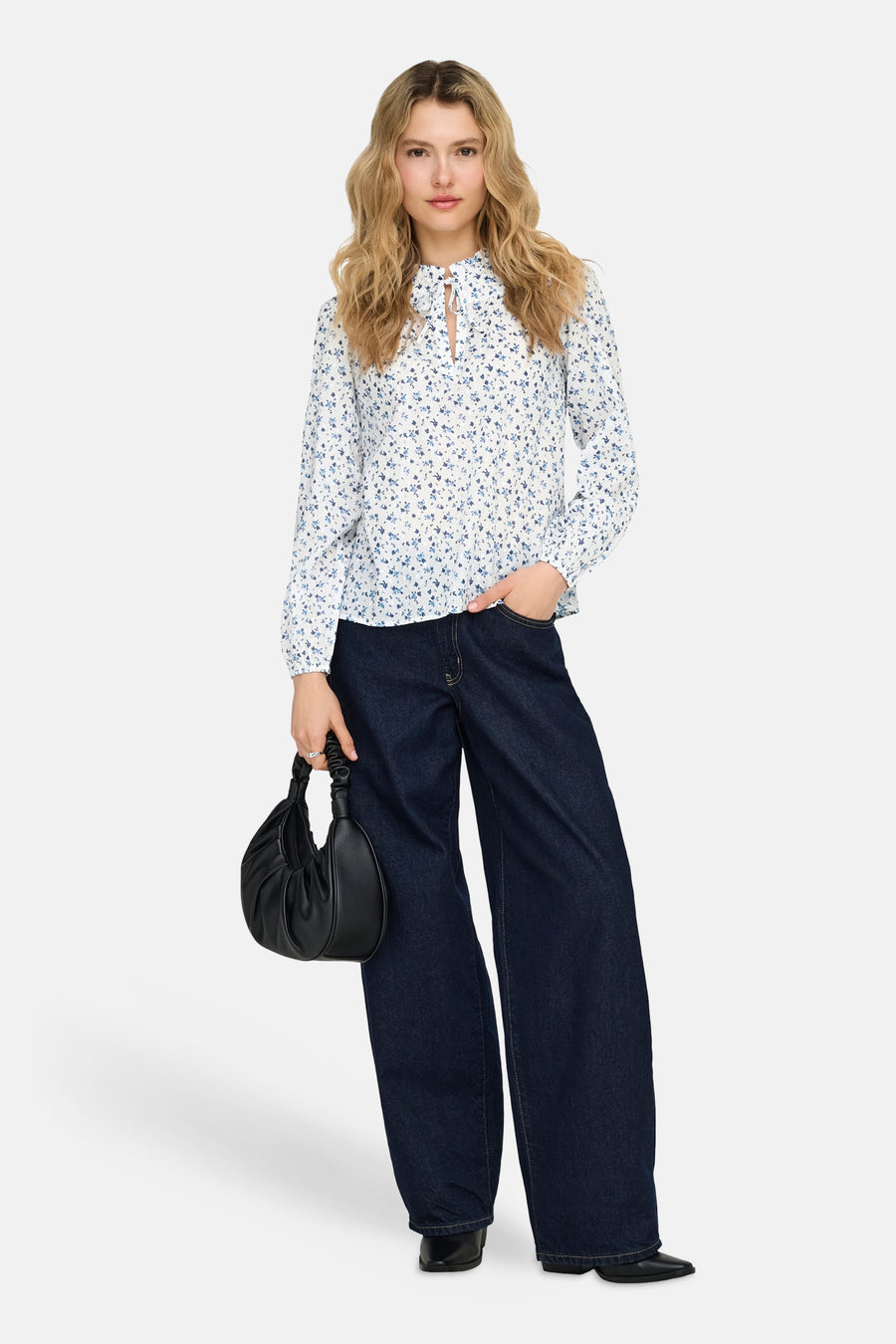 Witte blouse met lange mouwen van ONLY, met blauwe bloemenprint en strikdetail bij de hals.