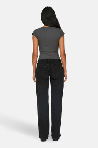 Donkergrijze denim jeans wide van ONLY, achterzijde, gecombineerd met een grijs t-shirt en zwarte schoenen.