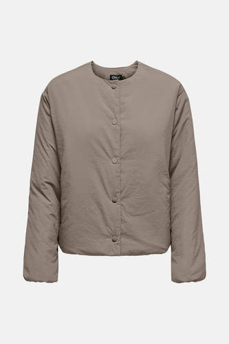 Bruine jas van ONLY, met een gladde textuur en knoopsluiting.
