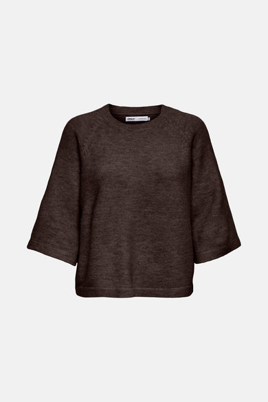 Pull marron avec col rond ONLY, vu de derrière, avec des manches courtes et larges et une fine texture tricotée.