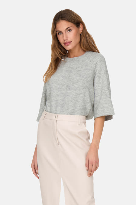 Grijze trui met ronde hals van ONLY, gecombineerd met een crèmekleurige pantalon.