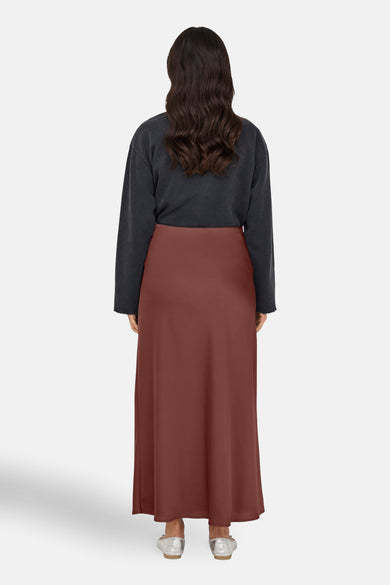 Jupe longue brune de ONLY, avec une texture lisse et une coupe fluide.