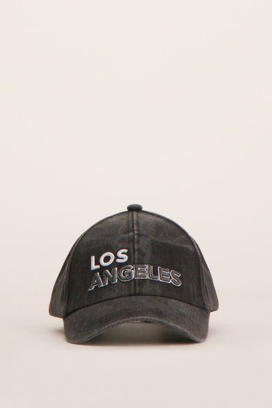 Grijze pet van ONLY, met de tekst 'Los Angeles' in witte letters geborduurd.