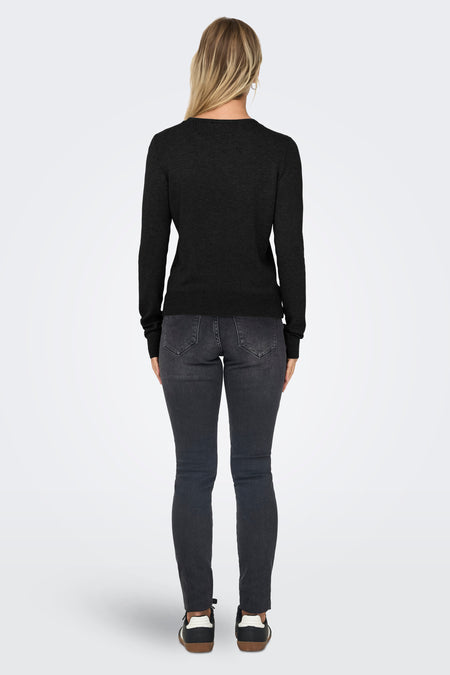 Beige trui met ronde hals van ONLY, met lange mouwen, gecombineerd met een donkere jeans.