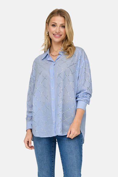 Blauw, gestreept overhemd met lange mouwen van ONLY, met zilveren details en gedragen met een jeans.
