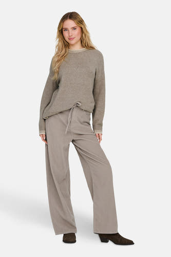 Pantalon beige de ONLY, avec une coupe décontractée et des bordures brunes.