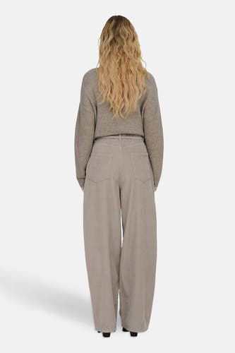Pantalon beige de ONLY, avec des jambes larges et des poches arrière.