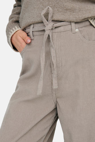 Pantalon beige de ONLY, avec une ceinture nouée et des poches.