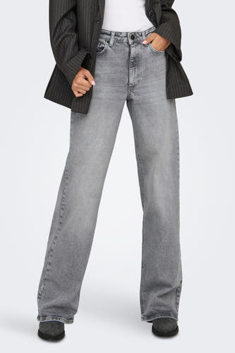 Jean gris large d'ONLY, avec une ceinture sombre et un ajustement lâche.