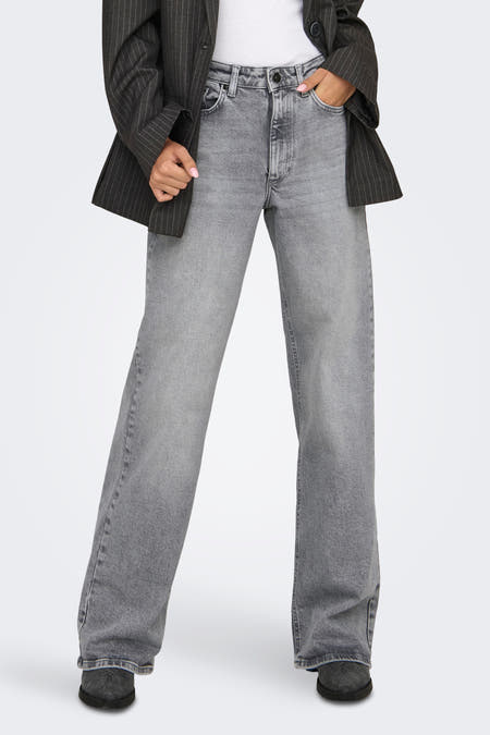 Jean gris large d'ONLY, avec une ceinture sombre et un ajustement lâche.
