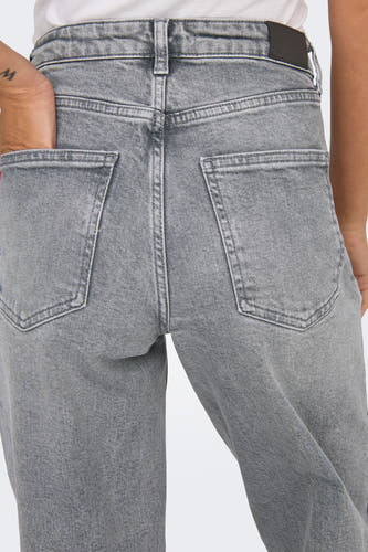 Jean gris large d'ONLY, avec des poches arrière et un étiquette plus sombre sur la ceinture.