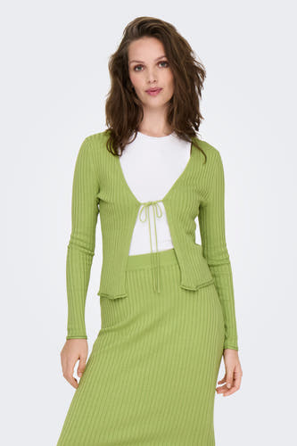 Gilet vert de ONLY, avec une texture côtelée, porté sur un chemisier blanc et une jupe verte.