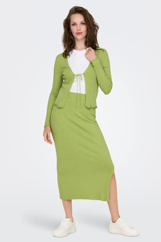 Groene gilet van ONLY, met een ribgebreide textuur, gedragen over een wit shirt en een groene rok.
