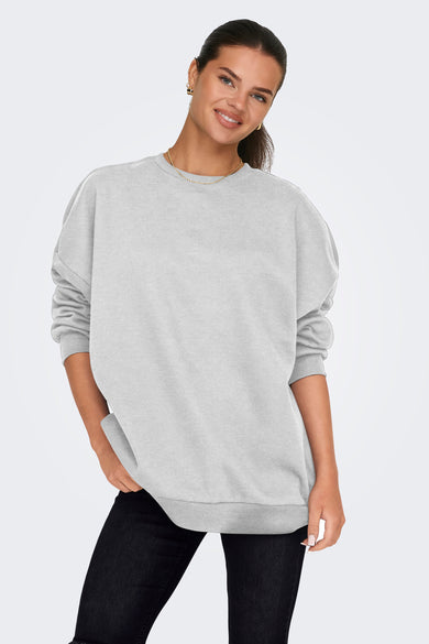 Pull-over gris ONLY, porté avec un short de vélo noir et des sandales, dos.