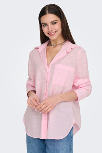 Chemise rose à manches longues de ONLY, avec une poche poitrine et portée avec une chaîne argentée.