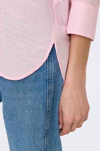 Chemise rose à manches longues ONLY®, associée à un jean bleu.