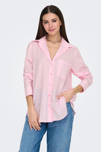 Chemise rose à manches longues de ONLY, avec une poche poitrine et portée avec un jean bleu.