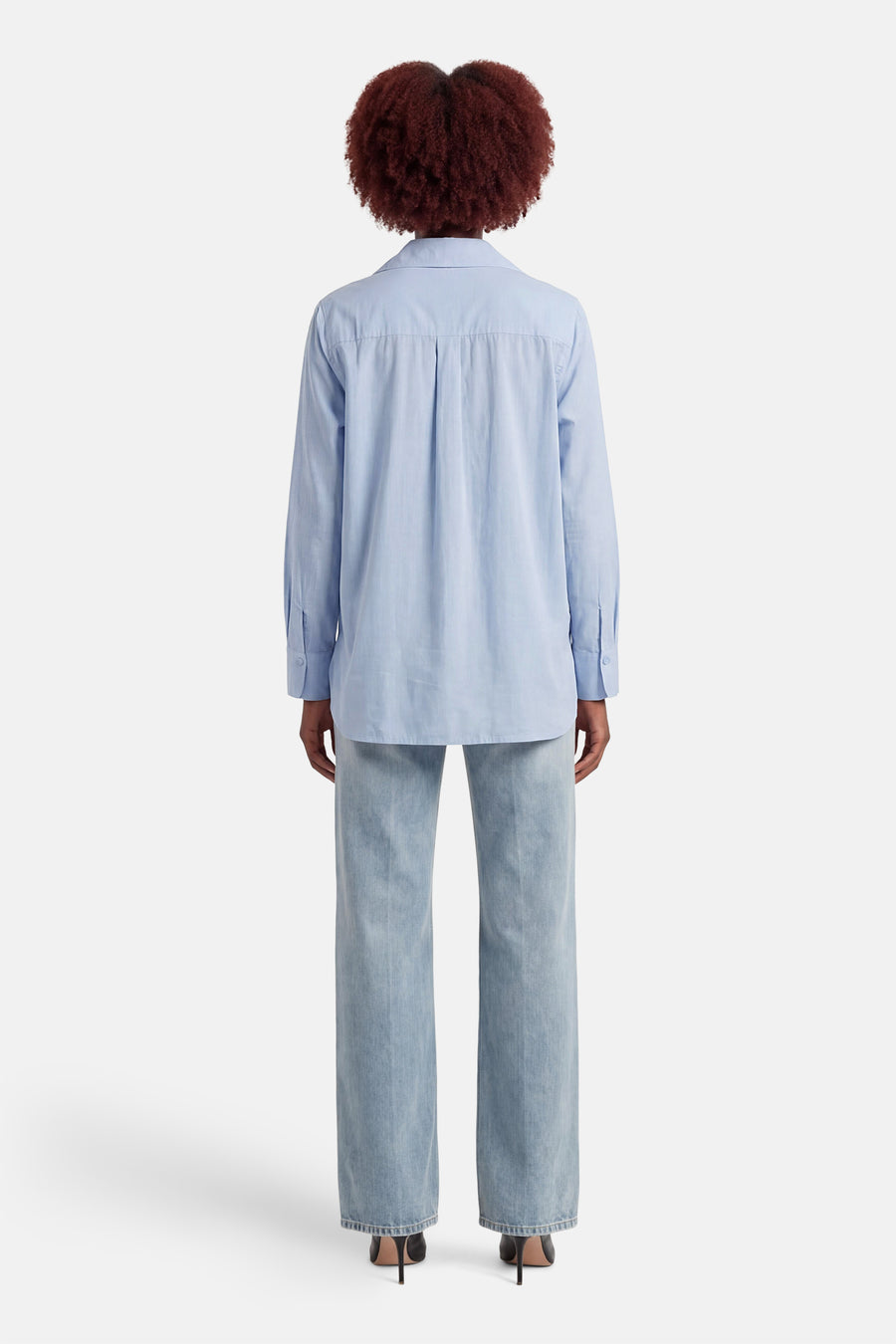 Blauw hemd met lange mouwen van ONLY, gezien van achteren, gedragen met wijde jeans en hakken.
