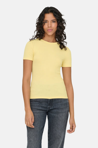 Geel T-shirt met korte mouwen van ONLY®, gedragen met een donkere jeans.